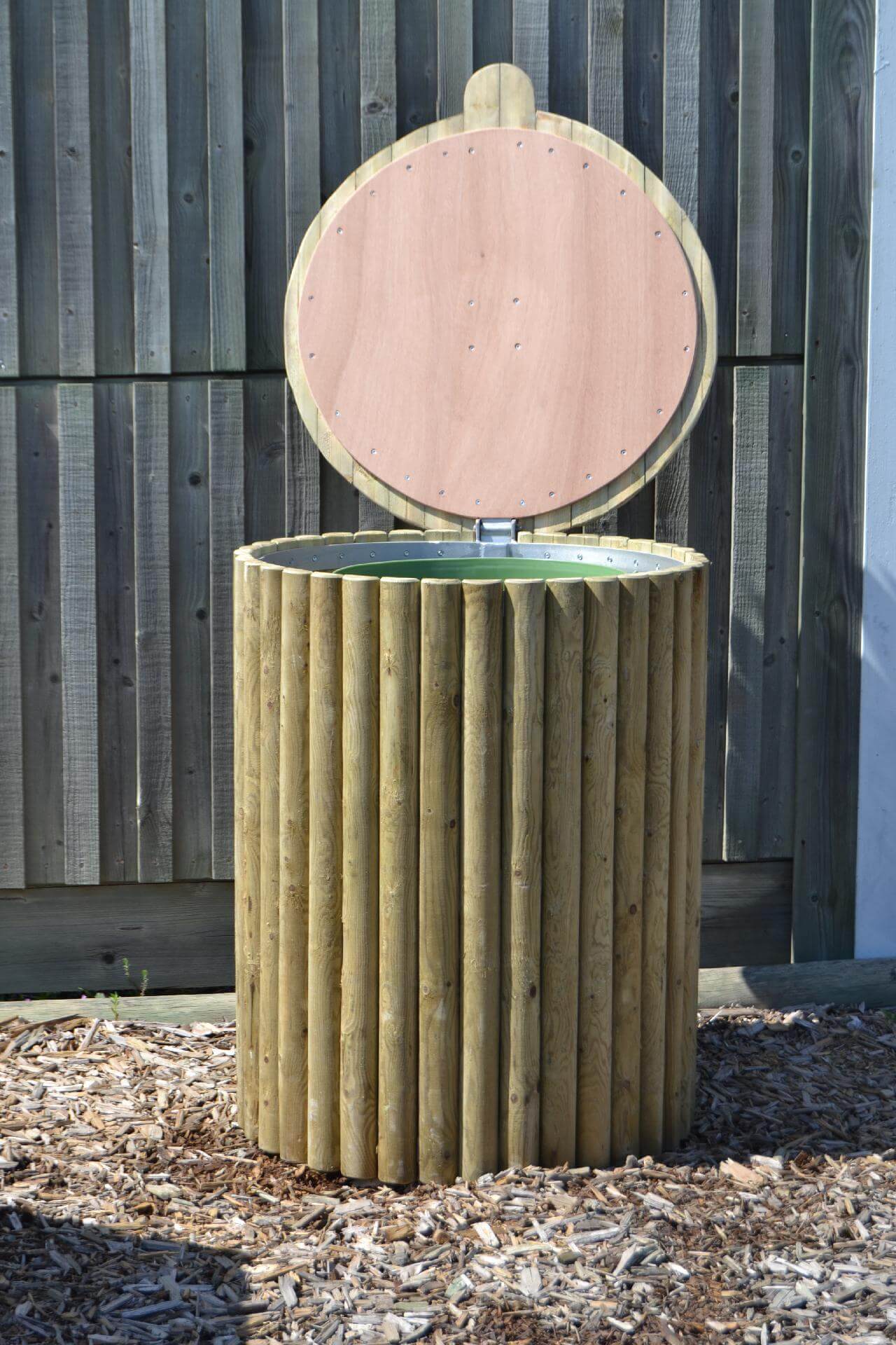 Caixote Com Recipiente De Plástico